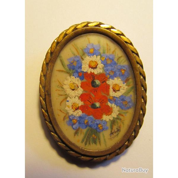 (525) Broche ancienne, ovale, bouquet peint sous une lame de plastique (?)