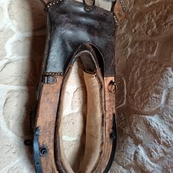 Ancien Collier d'attelage pour cheval de trait.Etat rénové pour decoration