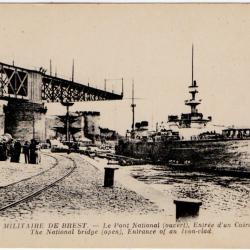 CPA - PORT MILITAIRE DE BREST - Le Pont National ( ouvert ). Entrée d'un Cuirasse N° 1229