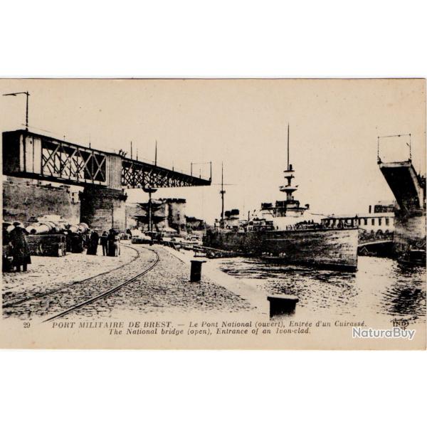 CPA - PORT MILITAIRE DE BREST - Le Pont National ( ouvert ). Entre d'un Cuirasse N 1229