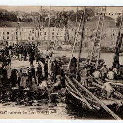 CPA -BREST - Arrivée des Bateaux de Peche N°1232