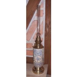 Lampe à pétrole, corps en faïence genre Lunéville mais sans marque, décore florale crème et bleu