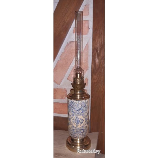Lampe  ptrole, corps en faence genre Lunville mais sans marque, dcore florale crme et bleu