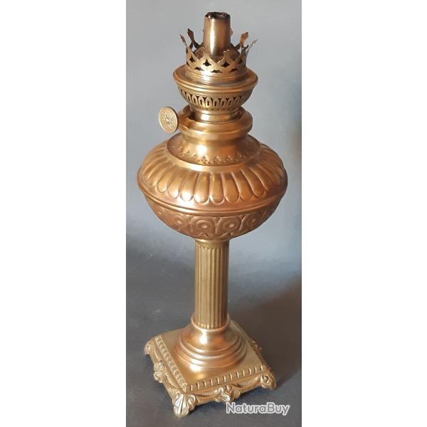 Lampe  ptrole, fin XIXme Napolon III, en laiton. Sans verre