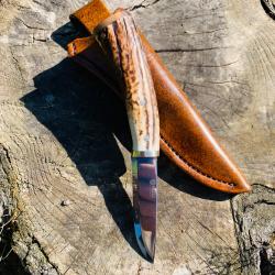 couteau de chasse d'artisan / bois de cerf / ronce de noyer / acier 12c27