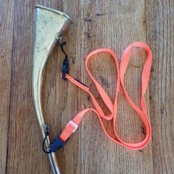 Corne de chasse laiton avec sautoir fluo