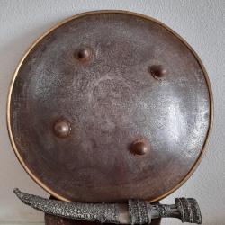 BOUCLIER PERSAN/PERSE/NON OTTOMAN/NON MAROC/NON BERBERE/ISLAMIQUE ET POIGNARD KHANDJAR XIX