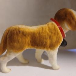 GRANDE FIGURINE EN PLASTIQUE FLOQUÉ CHIEN ST BERNARD