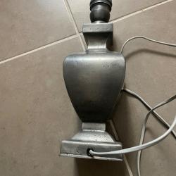 lampe décorative en étain signée J. Goardère. Son abat-jour d'origine
