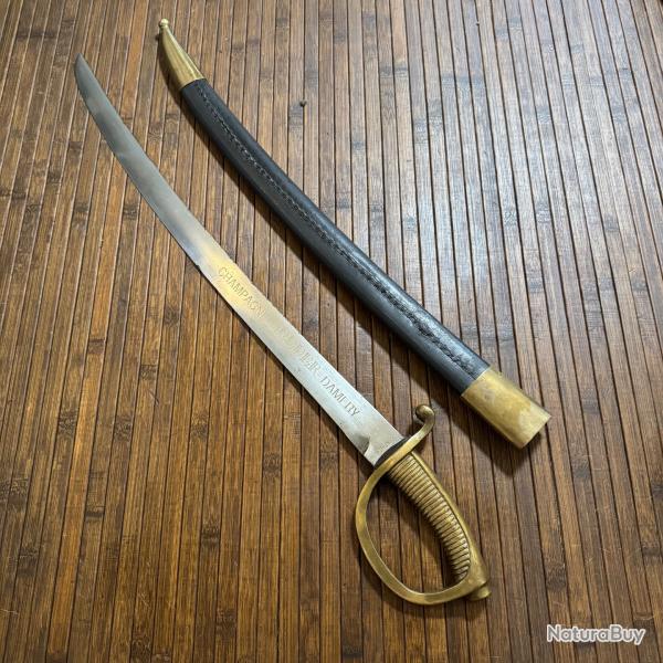 LOURDE REPRODUCTION D'UN SABRE BRIQUET CHAMPAGNE JEEPER