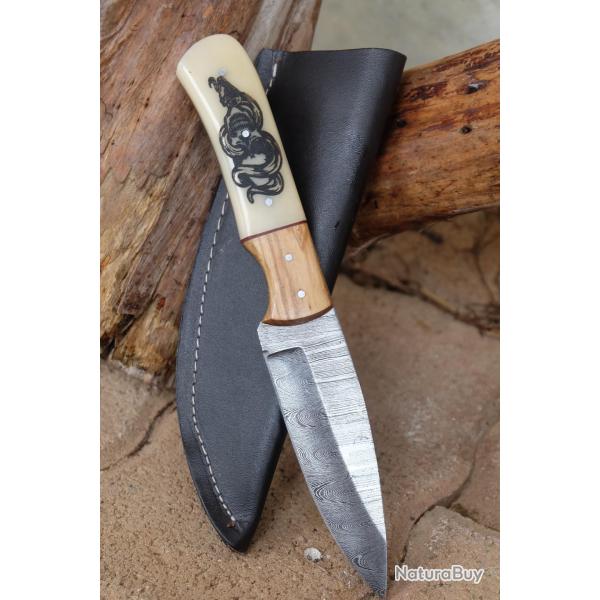 Couteau de Chasse Damas Lame 256 Couches Manche OS Scrimshaw Serpent Skull Fabr Artisanale Etui