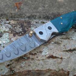 Beau Couteau Turquoise Damas Lame Drop Point 128 Couches Manche Résine Linerlock Fabric Artisanale