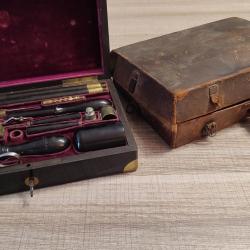 Rarissime coffret de nécessaire de nettoyage fusil ou pistolet dans son étui en cuir d'origine XIXe