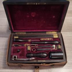 Rarissime coffret de nécessaire de nettoyage fusil ou pistolet dans son étui en cuir d'origine XIXe