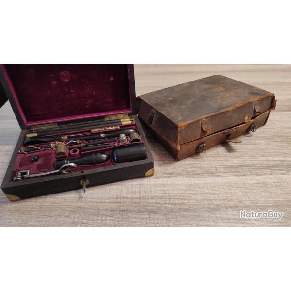 Rarissime coffret de ncessaire de nettoyage fusil ou pistolet dans son tui en cuir d'origine XIXe