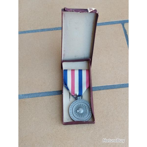 MEDAILLE DES CHEMINOT SNCF 1953 AVEC SA BOITE