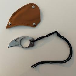 Petit couteau griffe minimaliste ultra léger.