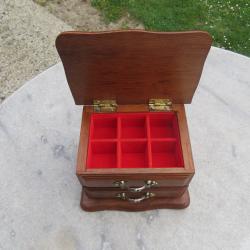 Ancien coffret a bijoux vintage en bois naturel avec intérieur velours rouge - TAIWAN (Vers 1970-80)