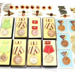 Lot d'insignes NVA médailles militaires
