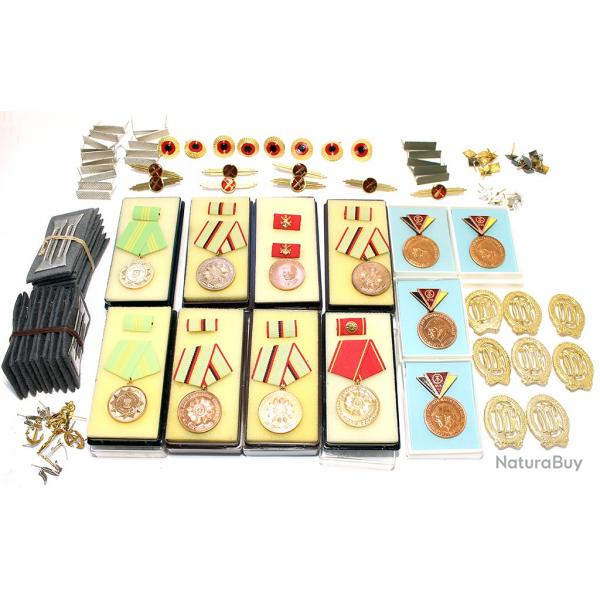 Lot d'insignes NVA mdailles militaires