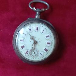 montre gousset fond jaune clair  à réparer ou pour pièce