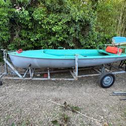 Ensemble barque remorque et moteur