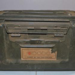 Ancienne caisse à munitions militaire pour 100 cartouches de 12,7 mm à restaurer