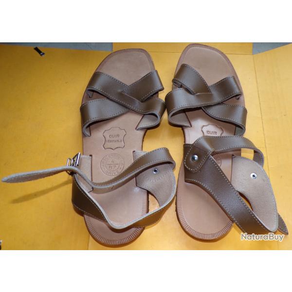 PAIRE DE SANDALES EN CUIR DE L'ARMEE FRANCAISE, POINTURE 44 , NEUF .  FABRICATION ARGUEYROLLES FRANC