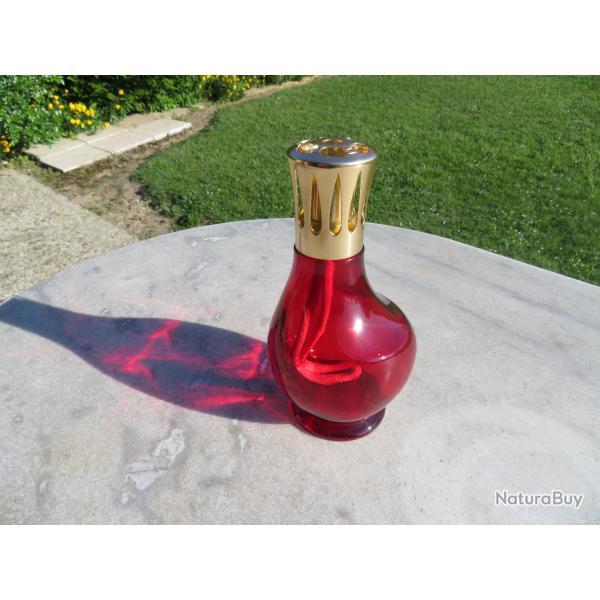 VINTAGE - Lampe Berger en verre de couleur Rouge Ambr, modle "LOVELY" - FRANCE (Vers 1970)