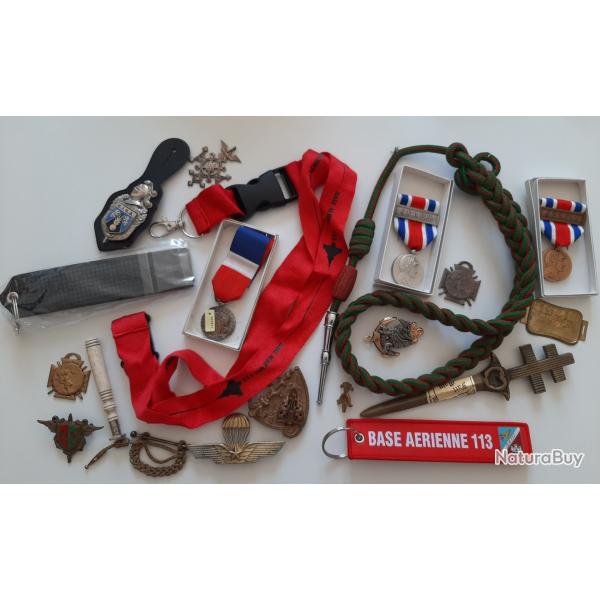Lot de mdailles, insignes, boucle, porte-clefs,  fourragres, miniature, coupe papier, brevet...