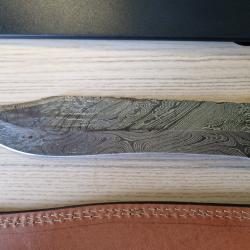 Grand Couteau style Bowie en acier Damas