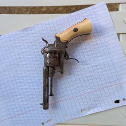 Pistolet à broche crosse en matière noble