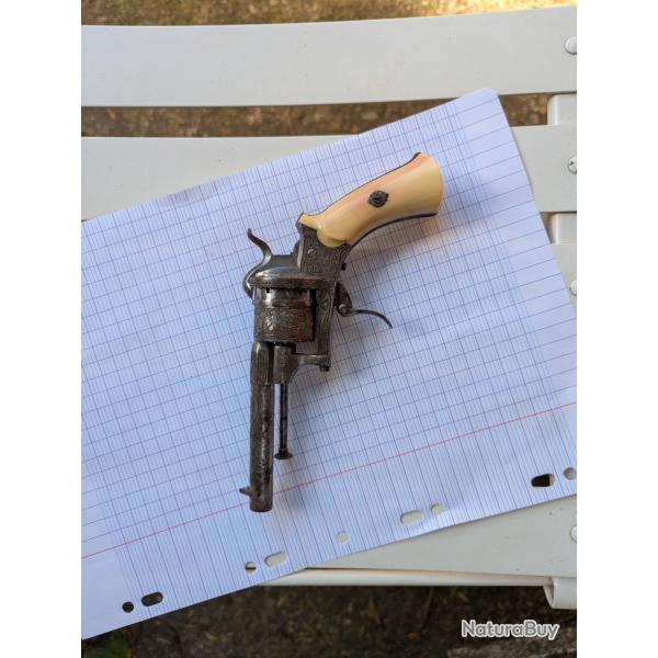 Pistolet  broche crosse en matire noble