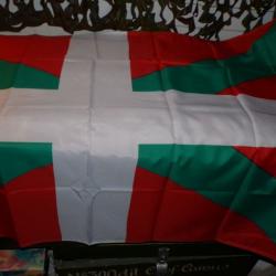 DRAPEAU DU PAYS BASQUE  , DIMENSION 150 CM X 90 CM , DEUX OEUILLETS POUR LE SUSPENDRE , ETAT NEUF VO