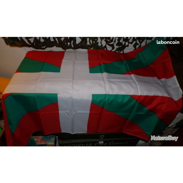 DRAPEAU DU PAYS BASQUE  , DIMENSION 150 CM X 90 CM , DEUX OEUILLETS POUR LE SUSPENDRE , ETAT NEUF VO
