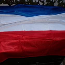DRAPEAU DES PAYS BAS , DIMENSION 150 CM X 90 CM , DEUX OEUILLETS POUR LE SUSPENDRE , ETAT NEUF VOIR