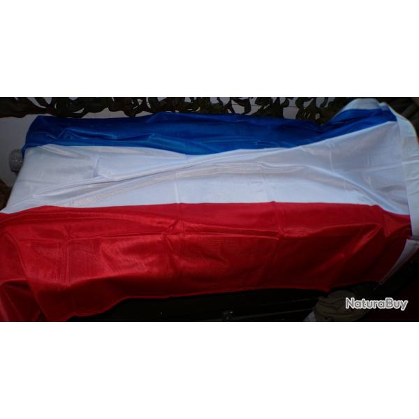 DRAPEAU DES PAYS BAS , DIMENSION 150 CM X 90 CM , DEUX OEUILLETS POUR LE SUSPENDRE , ETAT NEUF VOIR