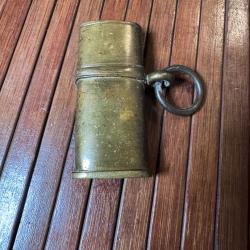 CHAPE DE FOURREAU DE SABRE REGLEMANTAIRE EN LAITON A UN ANNEAU