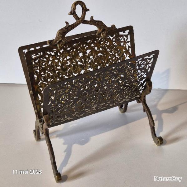Ancien porte lettres, papiers en laiton antique provenant d'Angleterre, avec poigne en forme de dau