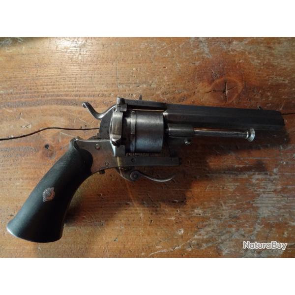 REVOLVER  BROCHE, CALIBRE 7 MM, EN COFFRET, TROISIME RPUBLIQUE.