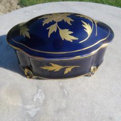 Ancienne grande boîte à bijoux/bonbonnière en porcelaine à décor floral, signé JLMENAU - (Vers 1960)
