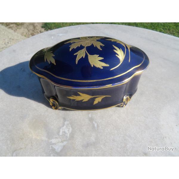 Ancienne grande bote  bijoux/bonbonnire en porcelaine  dcor floral, sign JLMENAU - (Vers 1960)