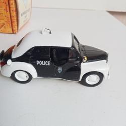 renault 4 cv métal 1947 police Norev 1/43 neuf dans boite d'origine