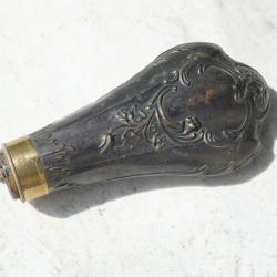 ANCIENNE Poire à poudre en bronze patinée fendue et tube verseur manquant XIX LAN25POU001