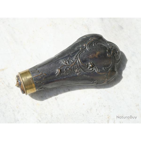 ANCIENNE Poire  poudre en bronze patine fendue et tube verseur manquant XIX LAN25POU001