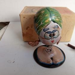 figurine  en métal blanc 1965 fonctionne avec clef hauteur 10 cm