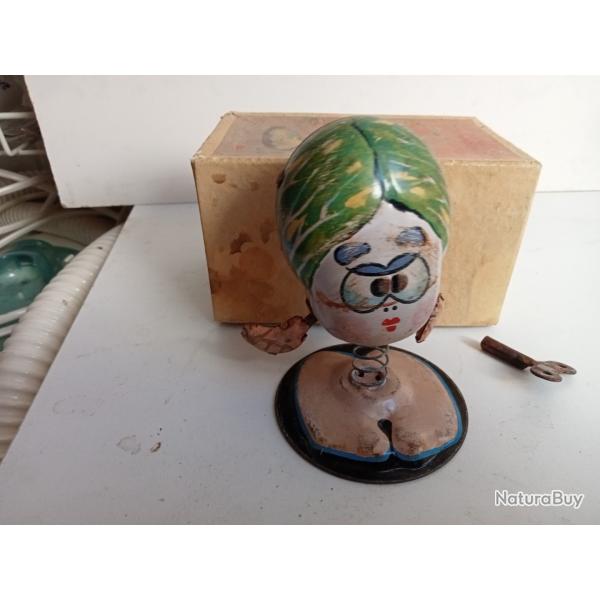figurine  en mtal blanc 1965 fonctionne avec clef hauteur 10 cm