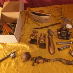 Important fond de tiroirs : lunettes , portes plumes,  statuettes,  montres, lampe et plein de truc