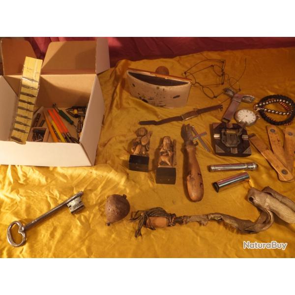 Important fond de tiroirs : lunettes , portes plumes,  statuettes,  montres, lampe et plein de truc