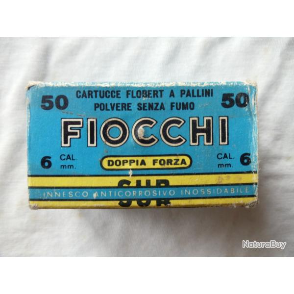 1 Bote ancienne avec 32 cartouches flobert  FIOCCHI  de calibre 6 mm.